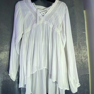 White Flowy Blouse// Small// Never dried//